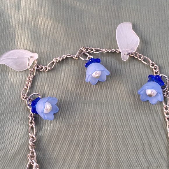 Cute Ankle bracelet w Blue flower and white leaf decor., perfect for summer! - Picture 4 of 4